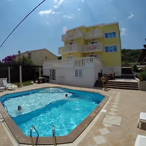 https://apartments-romana.hotels-in-trogir.com