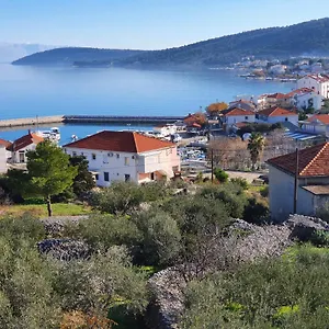 https://apartments-jelica-slatine.hotels-in-trogir.com