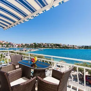 Rozana - Beachfront Wellness Retreat Apartment Seget Vranjica